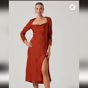 ASTR The Label GRACIE LONG SLEEVE CUTOUT SATIN MIDI DRESS Color Rust M